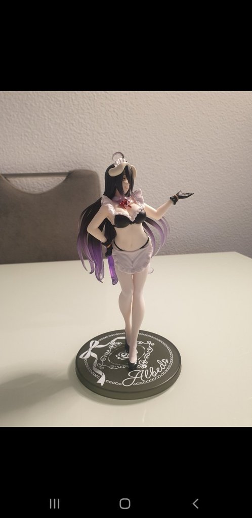 Anime Figur mit lila Haaren auf Standfuß Albedo