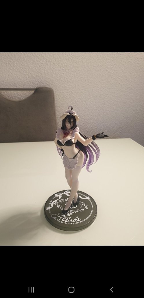 Anime Figur mit lila Haaren auf Standfuß Albedo