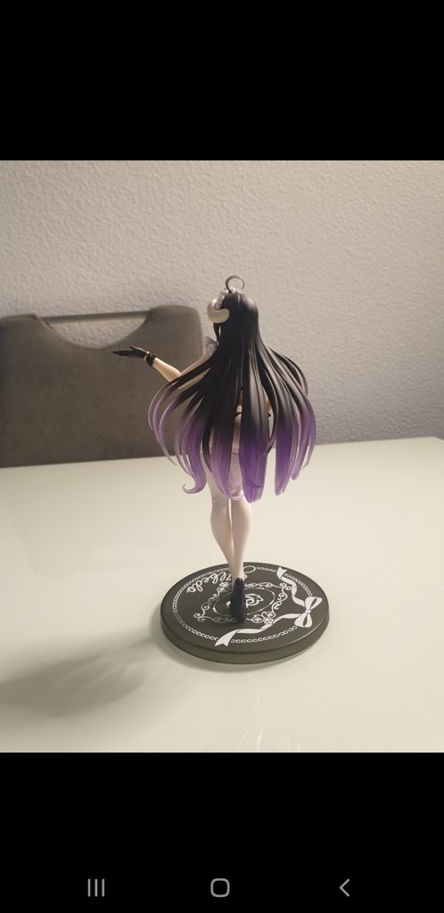 Anime Figur mit lila Haaren auf Standfuß Albedo