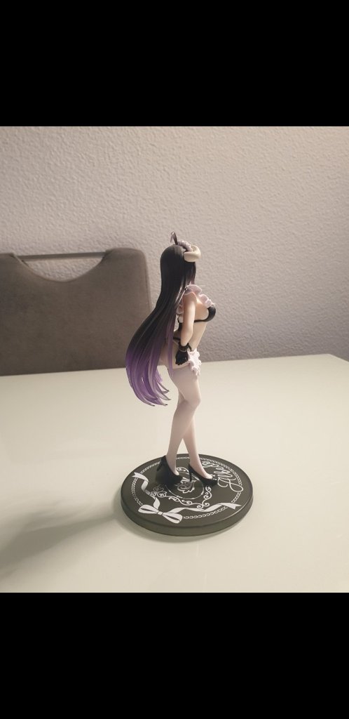 Anime Figur mit lila Haaren auf Standfuß Albedo