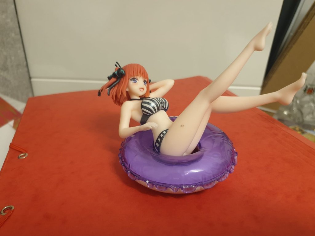 Anime-Nino Figur mit Bikini und Schwimmring