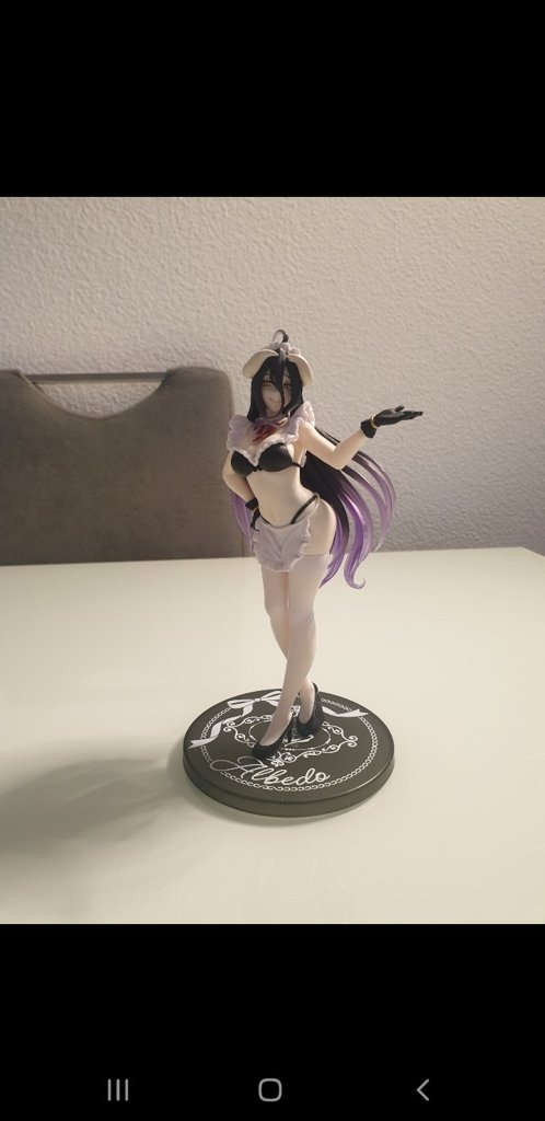 Anime Figur mit lila Haaren auf Standfuß Albedo