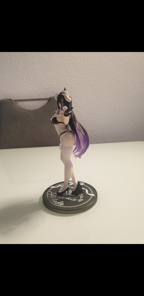 Anime Figur mit lila Haaren auf Standfuß Albedo