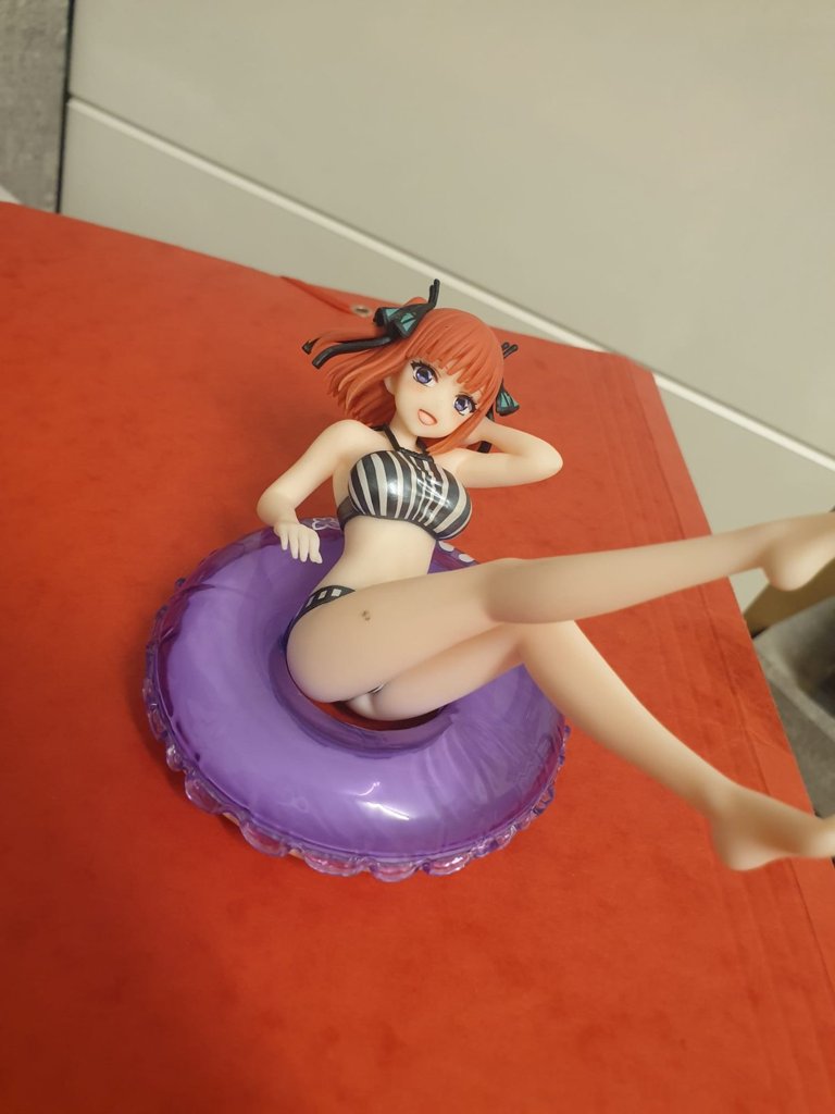 Anime-Nino Figur mit Bikini und Schwimmring