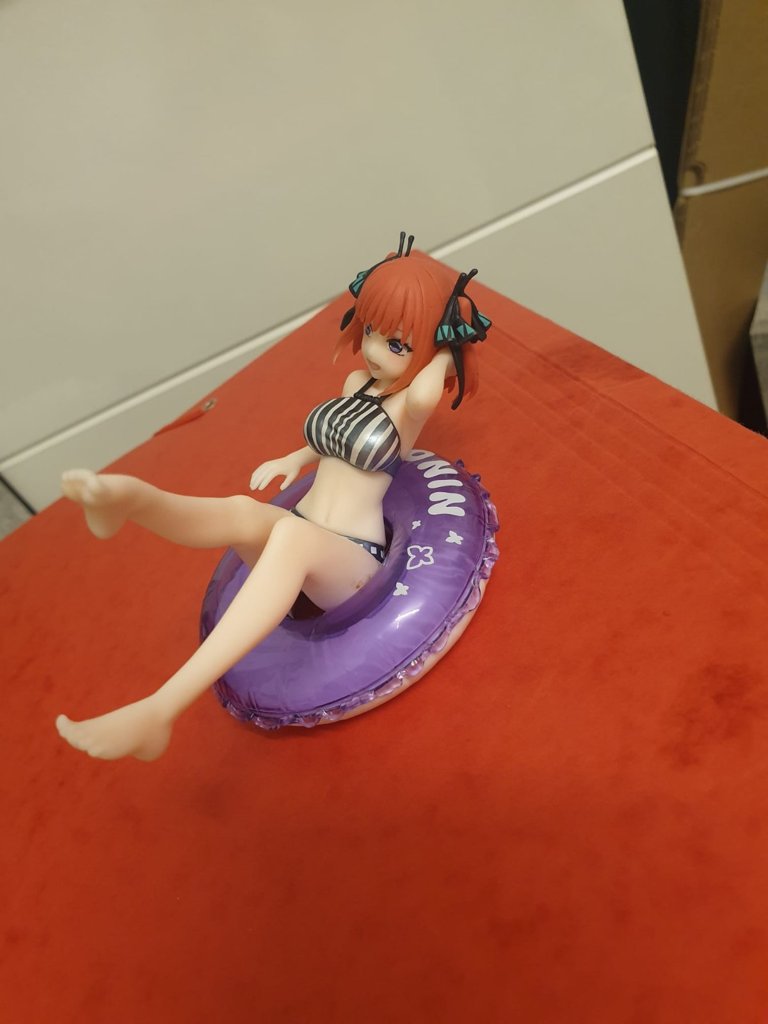 Anime-Nino Figur mit Bikini und Schwimmring